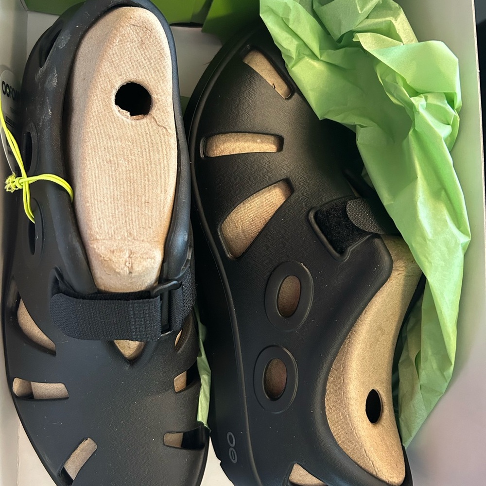 Unisex black OOFOS sandals